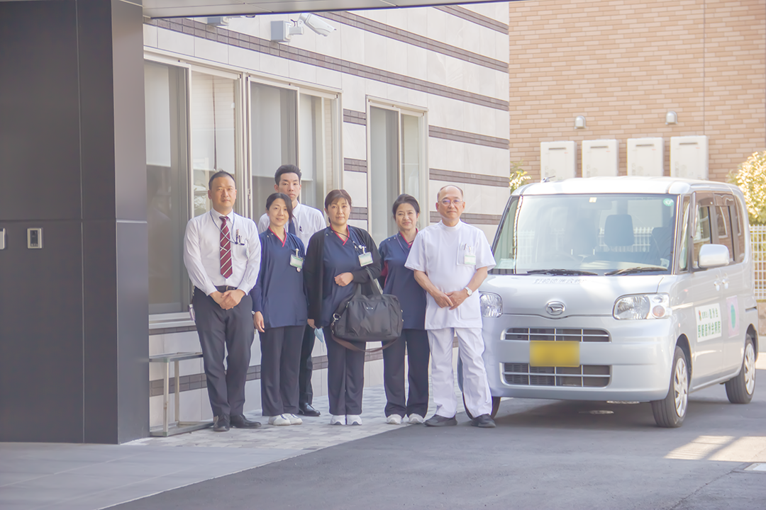 訪問診療に向かう先生と看護師の画像